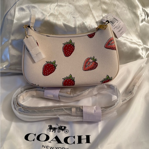 🍓Coach NWT Teri Cream Strawberry Print Shoulder Bag with gold hardware 🍓 - Picture 3 of 5